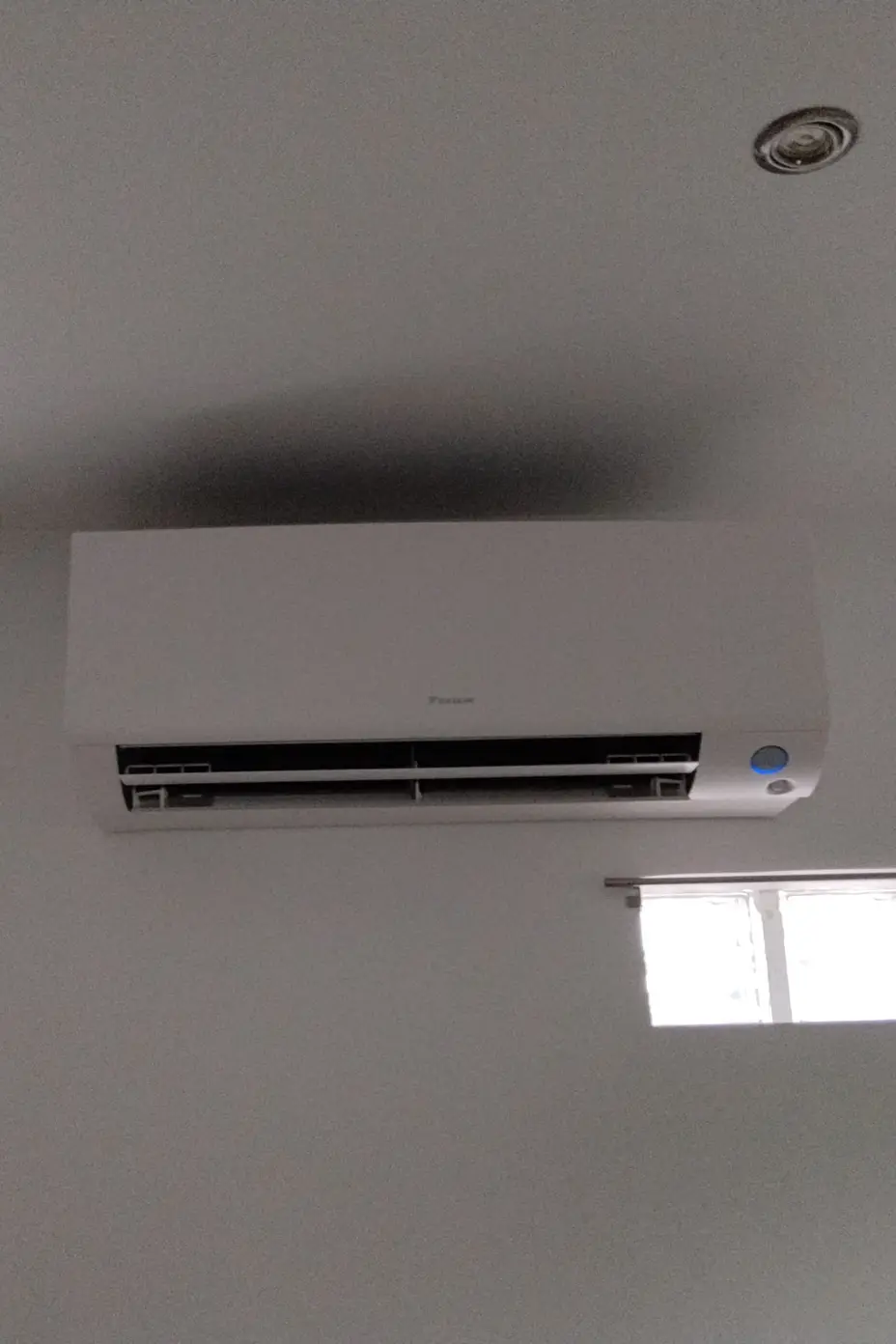 Unité murale Daikin installée sous plafond sur un palier, Clamart (92)