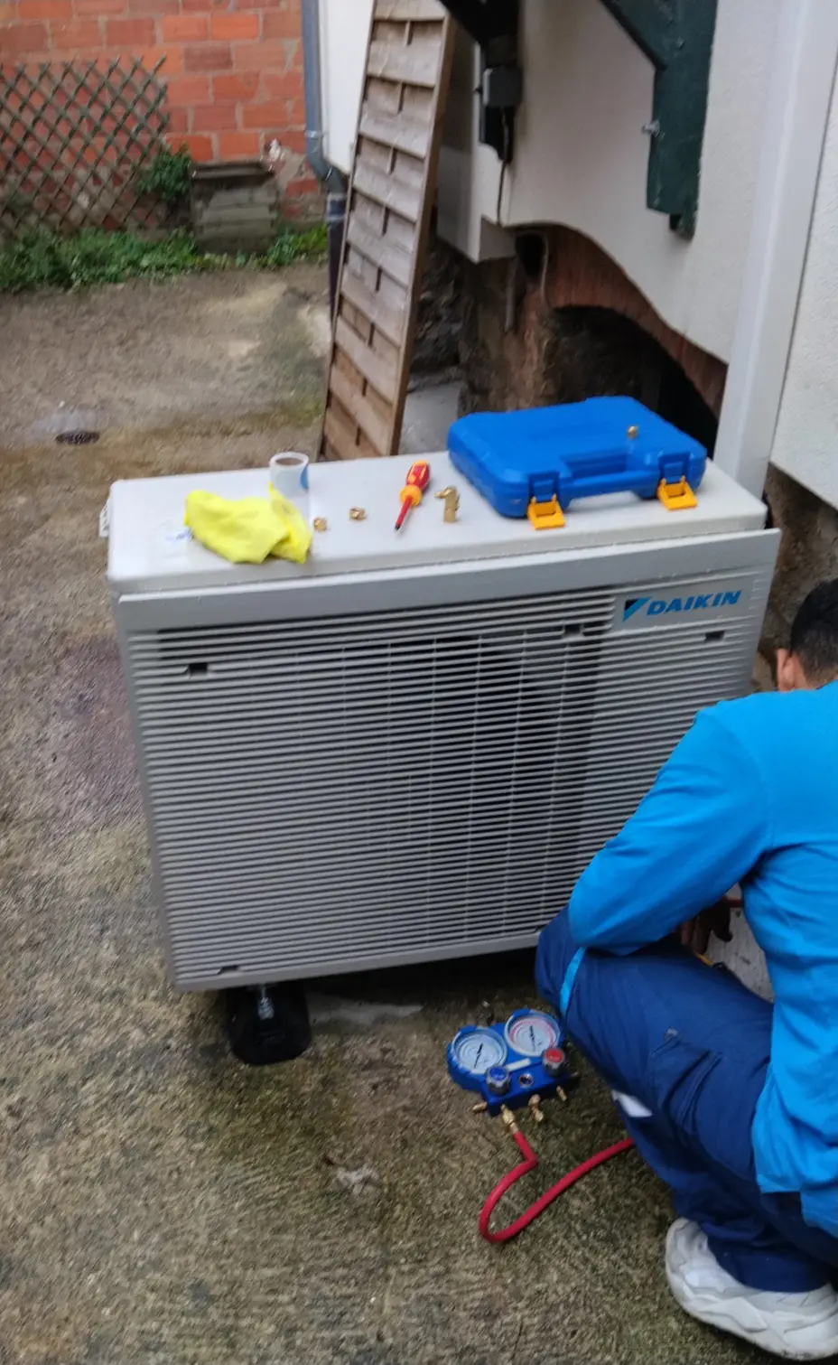 Mise en service d'un groupe extérieur Daikin posé sur plots dans une cour, manomètres raccordés, Clamart (92)