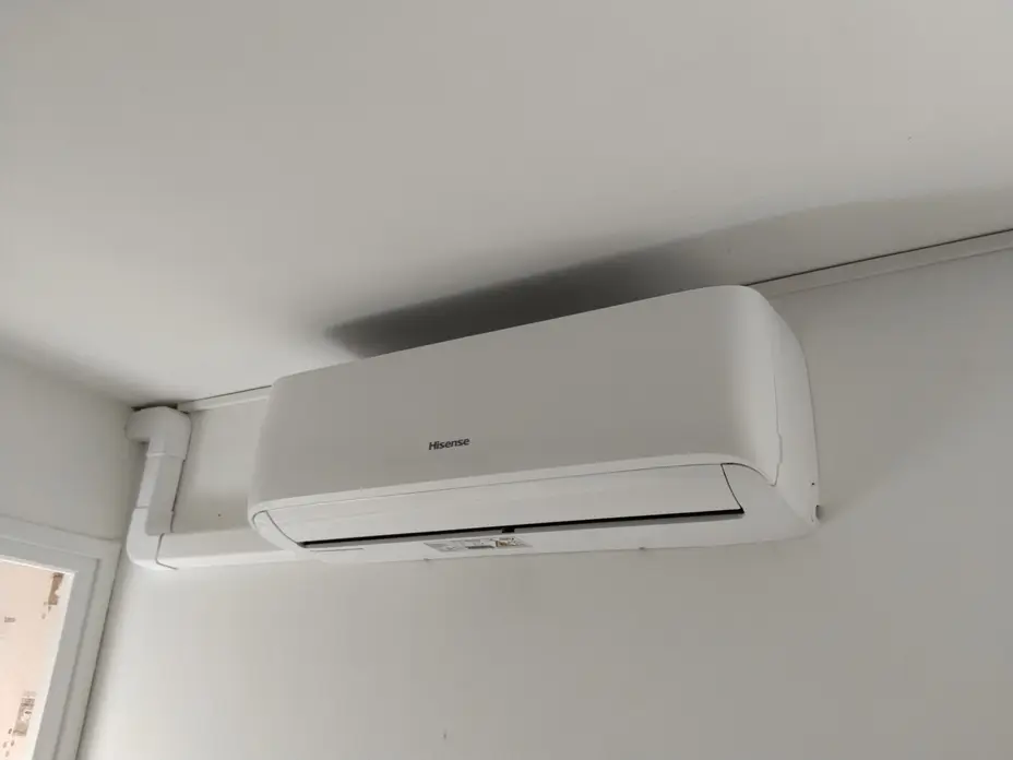 Unité murale Hisense installée sous plafond avec sa goulotte à Épône (78)