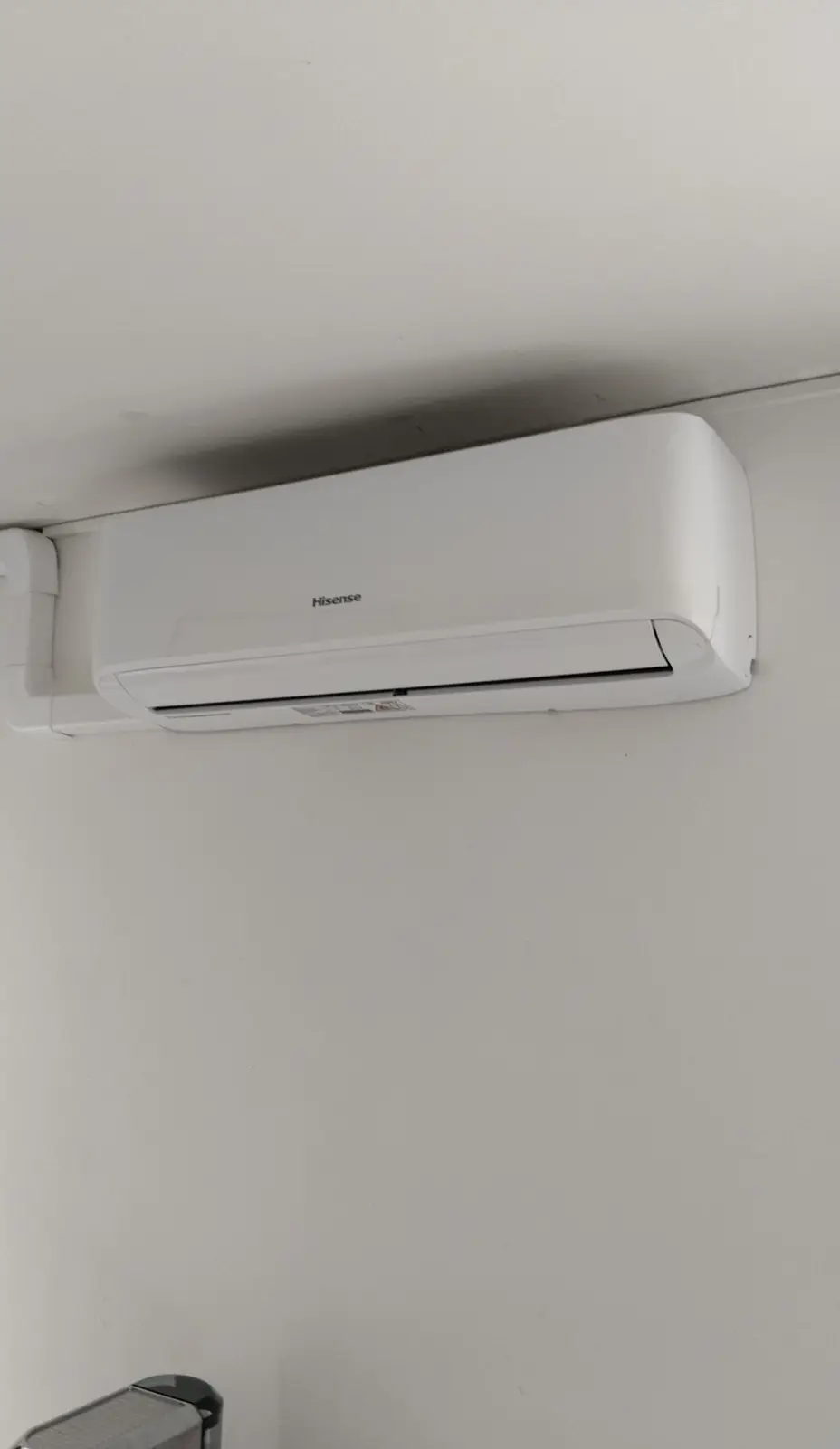 Climatiseur mural Hisense posé sous plafond, liaisons sous goulotte, dans un studio à Épône (78)