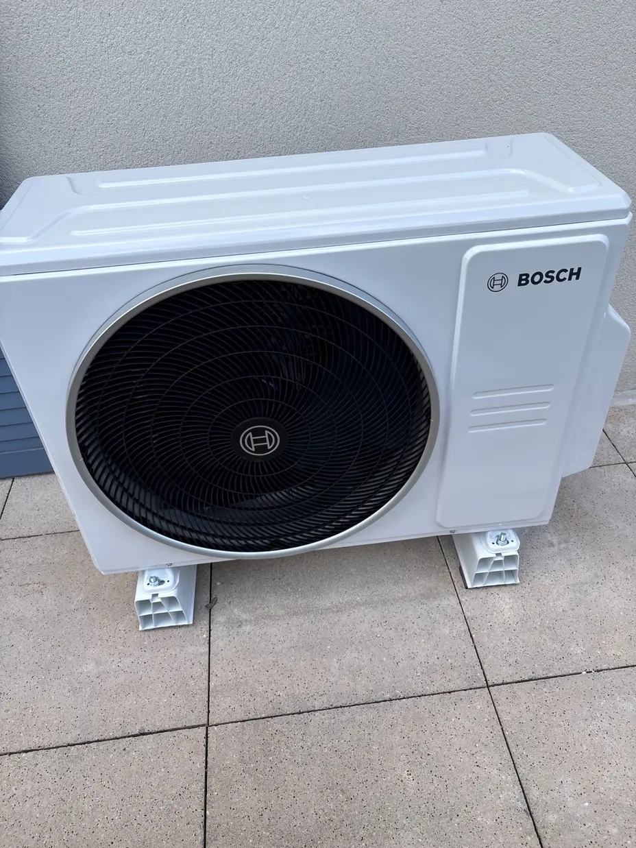 Groupe extérieur Bosch CL5000M 62-3 E posé sur plots antivibratoires sur une terrasse, Évry-Courcouronnes (91)