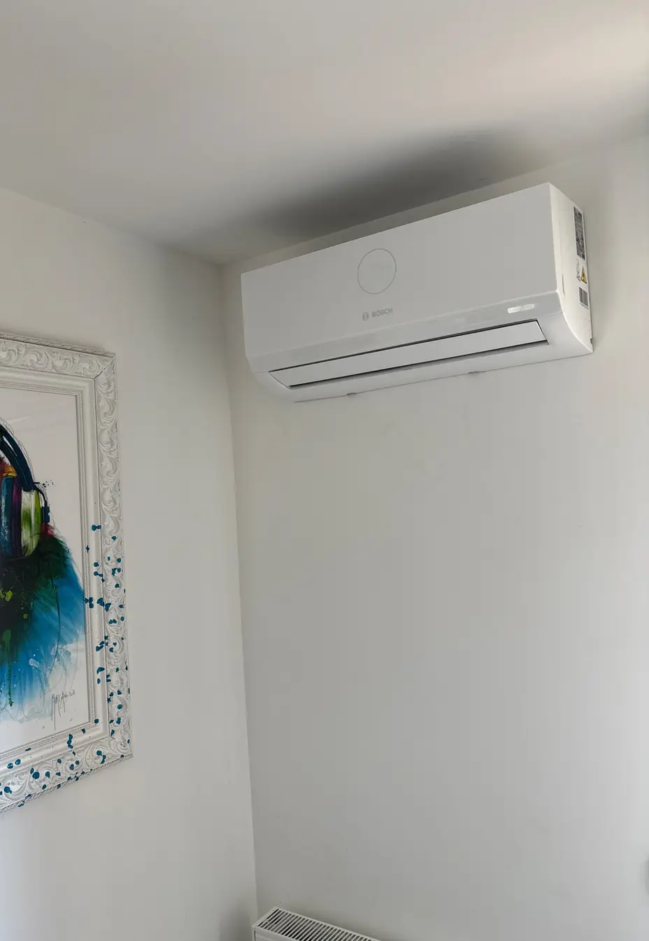 Climatiseur mural Bosch d'une installation multi-split dans un salon à Évry-Courcouronnes (91)