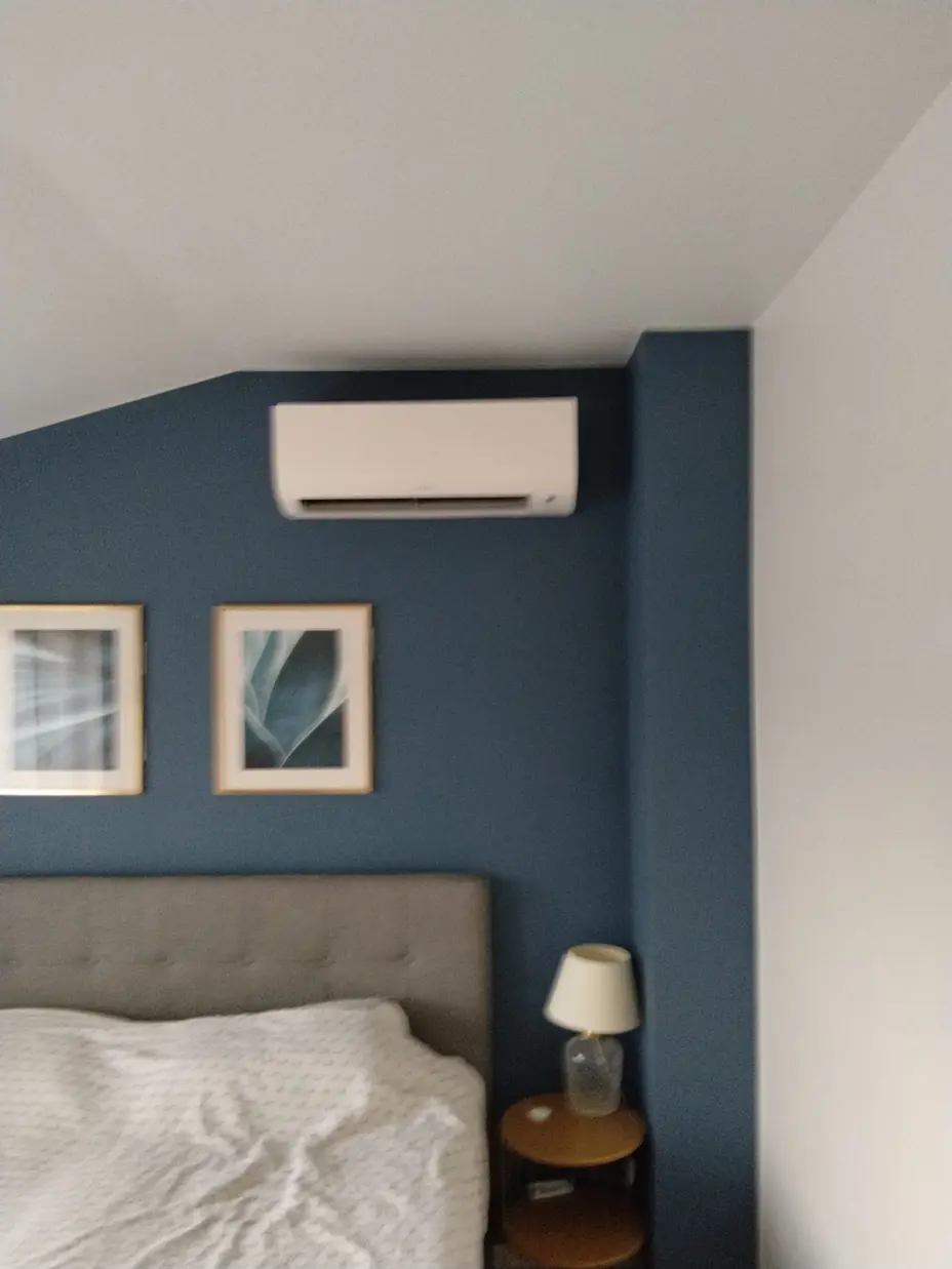 Unité murale Daikin FTXP20N9 installée sur un mur bleu canard dans une chambre d'enfant, Gargenville (78)