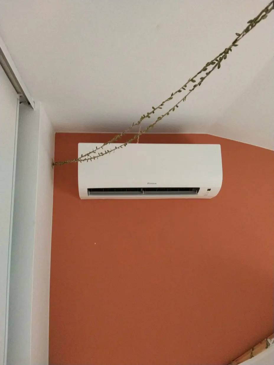 Unité murale Daikin posée en hauteur sur un mur terracotta, installation multi-split à Gargenville (78)