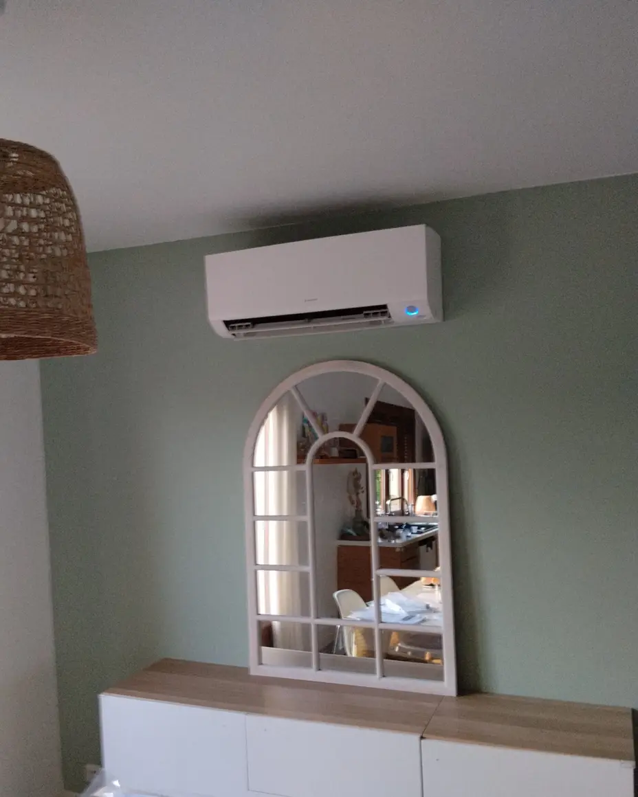 Climatisation réversible Daikin installée dans le salon d'une maison à Gargenville (78)