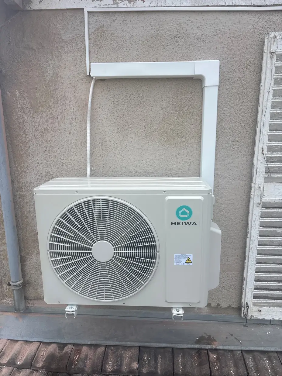 Groupe extérieur Heiwa HXES2-3X60-V1 fixé en façade, liaisons frigorifiques sous goulotte, Mantes-la-Jolie (78)