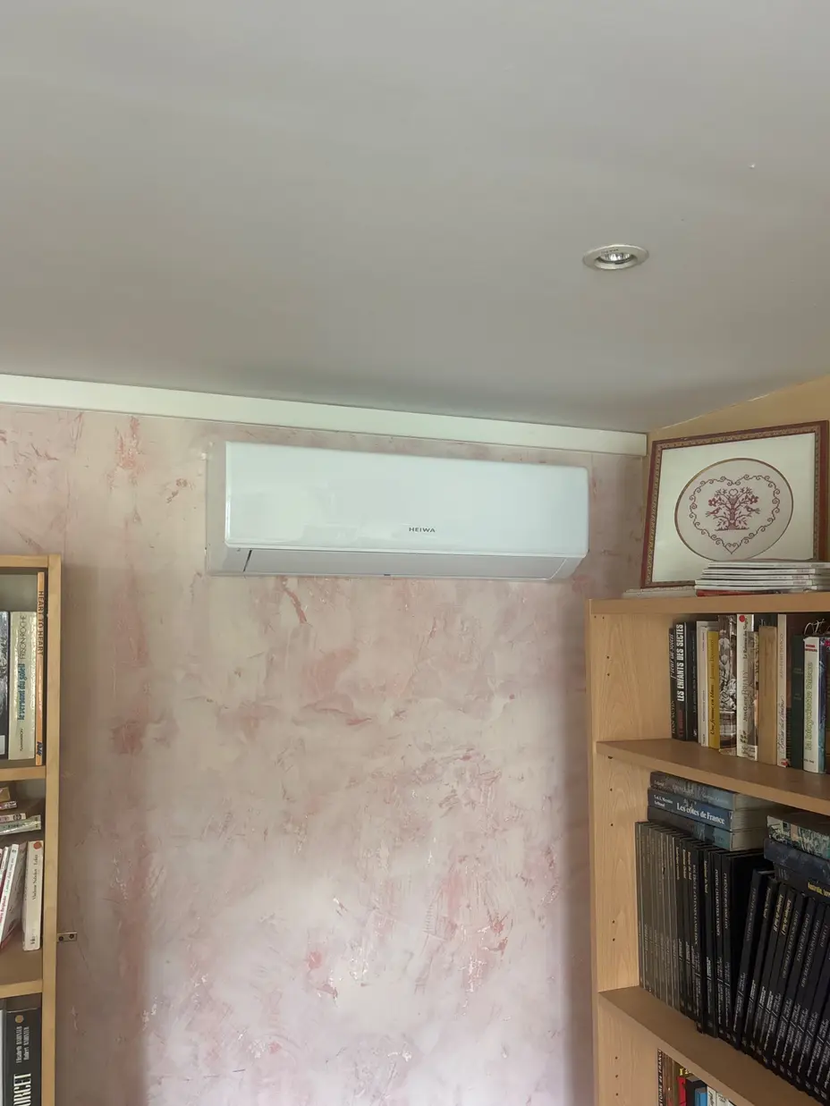 Climatisation réversible Heiwa installée dans la salle de repos de bureaux à Mantes-la-Jolie (78)