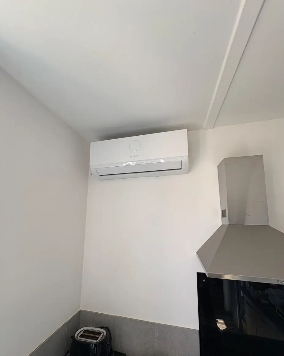 Climatiseur mural Bosch installé dans une cuisine ouverte à Maulette (78)