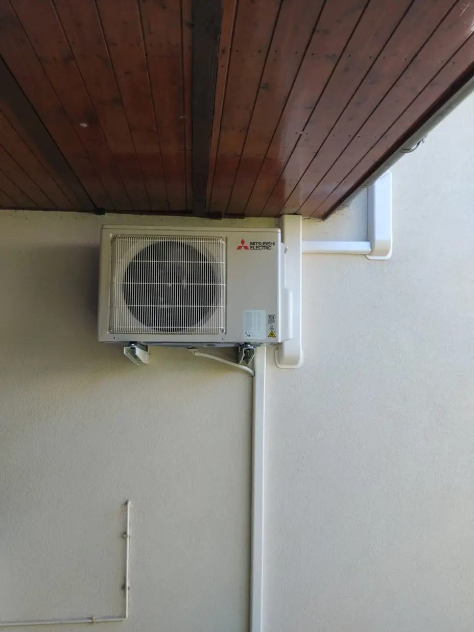 Groupe extérieur Mitsubishi Electric MXZ-2HA40VF3 fixé sous un auvent en bois, Neauphlette (78)