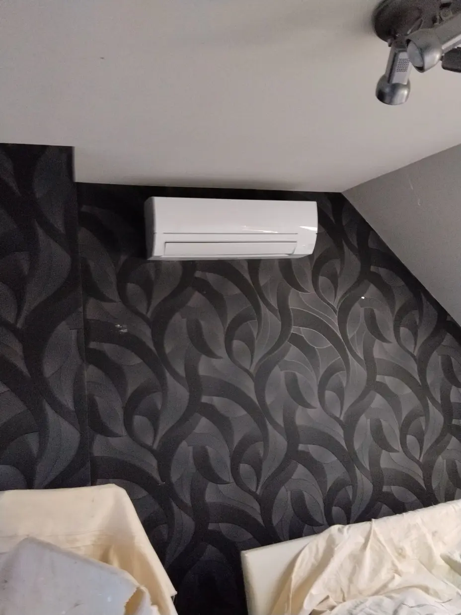 Unité murale Mitsubishi Electric MSZ-HR25VFK2 posée sous rampant dans une chambre aménagée sous toiture, Neauphlette (78)