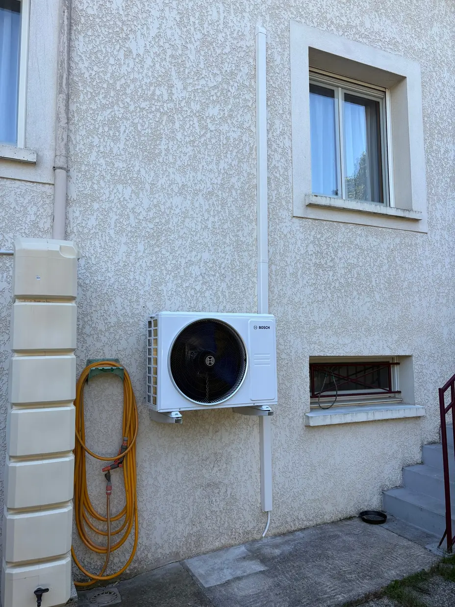 Groupe extérieur Bosch fixé en façade, liaisons sous goulotte, Vélizy-Villacoublay (78)