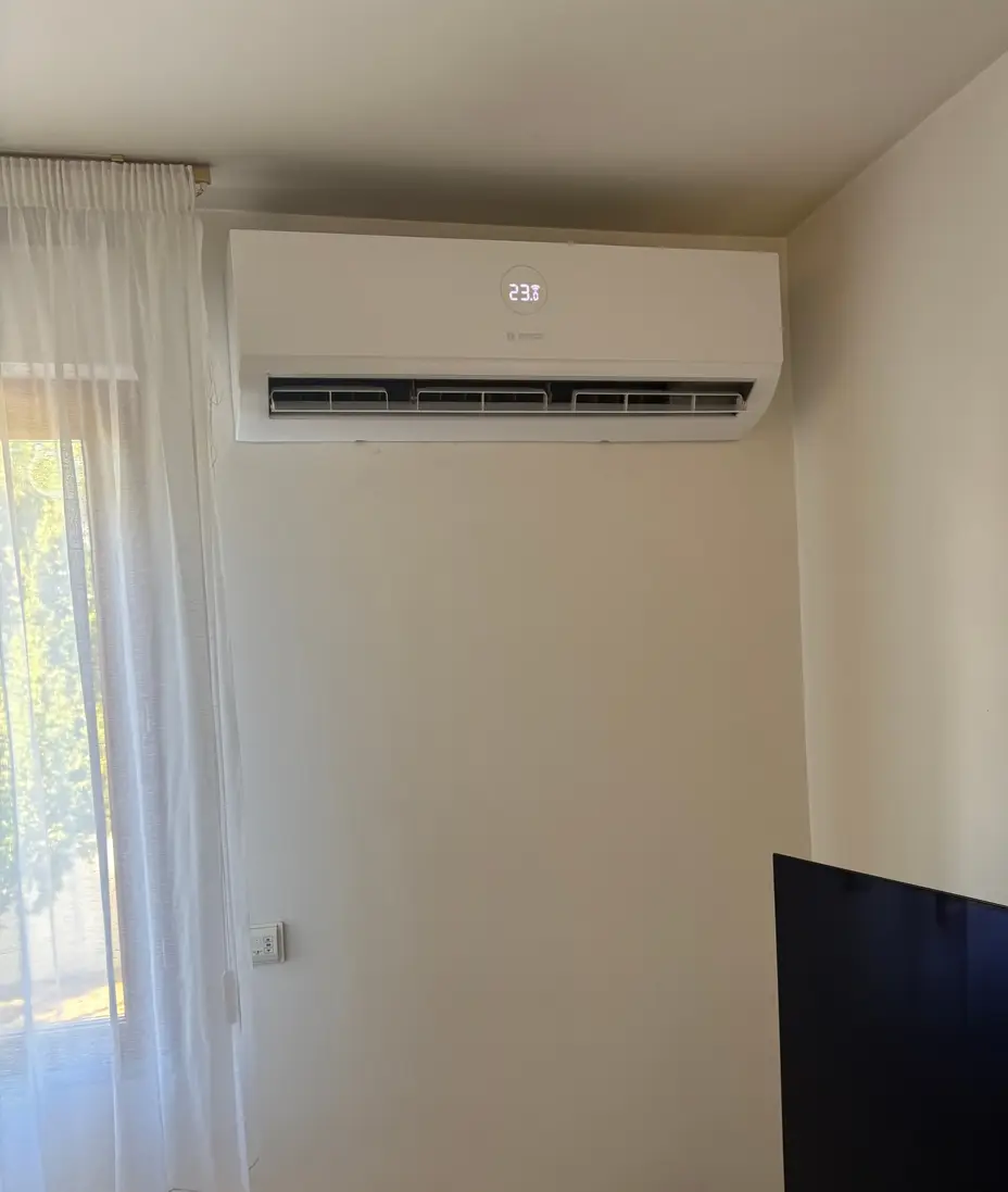 Climatisation réversible Bosch mono-split installée dans un séjour à Vélizy-Villacoublay (78)