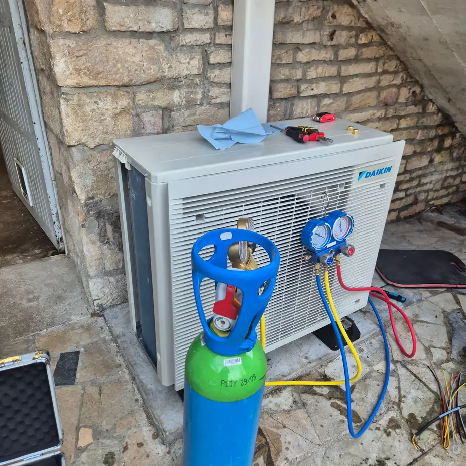 Mise en service d'un groupe extérieur Daikin, manifold de charge raccordé, à Vernouillet (78)