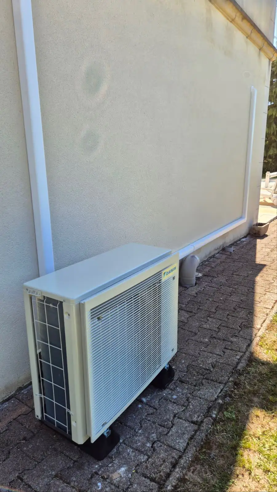 Groupe extérieur Daikin d'une climatisation multi-split sur une terrasse à Triel-sur-Seine (78)